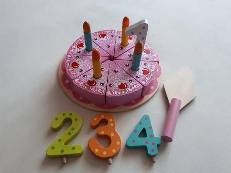 Dřevěný narozeninový dort na podnose eichhorn,