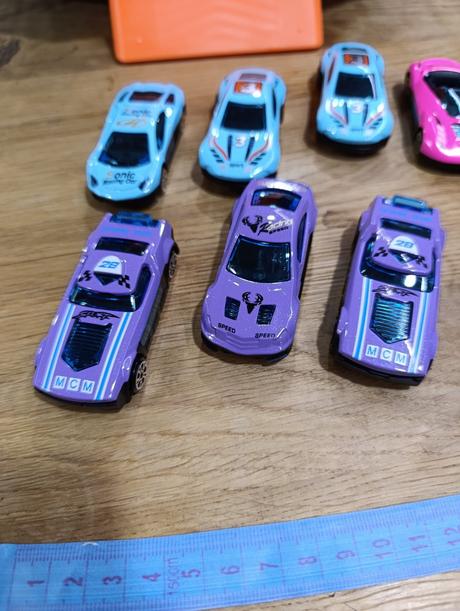 Sada aut v boxu hot wheels,