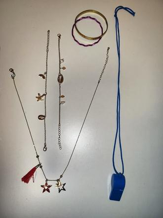 Řetízek, 4 náramky, píšťalka,