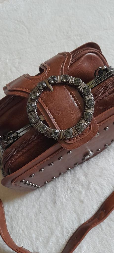 Malá hnědá kabelka crossbody, 