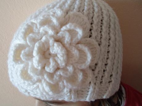 Bílá háčkovaná čepice čepička, 116