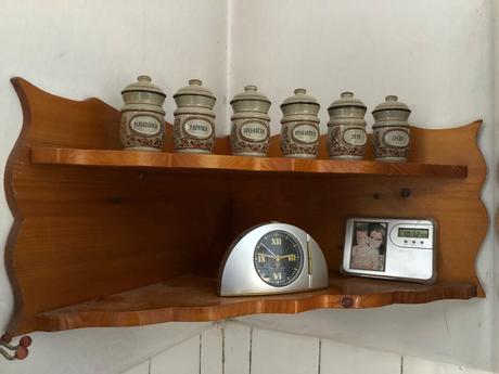 Drevena policka do rohu - ruční prace, 