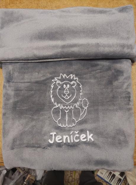 Deka s výšivkou jména na přání-více barev a obrázk,