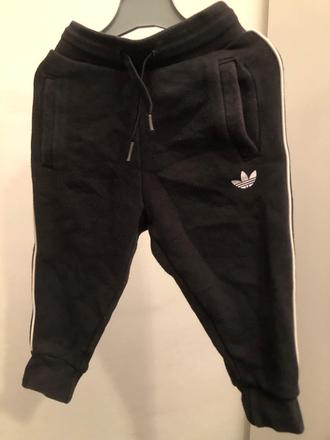 Černé tepláčky adidas s kapsami a tkaničkou, 92