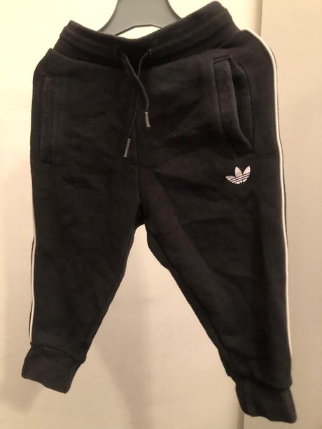 Černé tepláčky adidas s kapsami a tkaničkou, 92