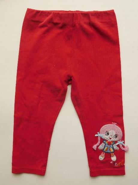 Červený komplet s holkou copatkou, next,86