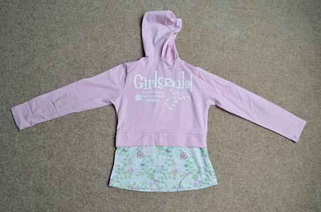 Triko s kapucí, 122