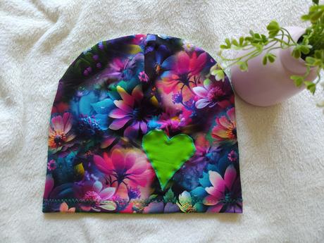 Handmade cepice kvetiny se srdickem, 128