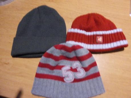 3 čepice, s.a.m.,104