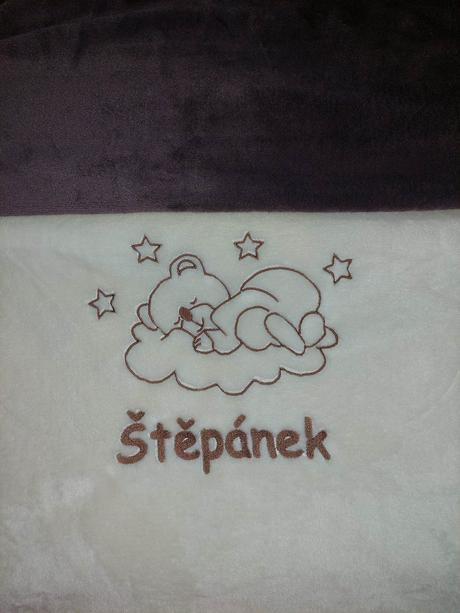 Dvojvrstvá deka s výšivkou na přání - více barev,