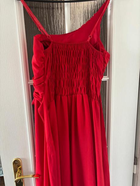 Červené šaty, s