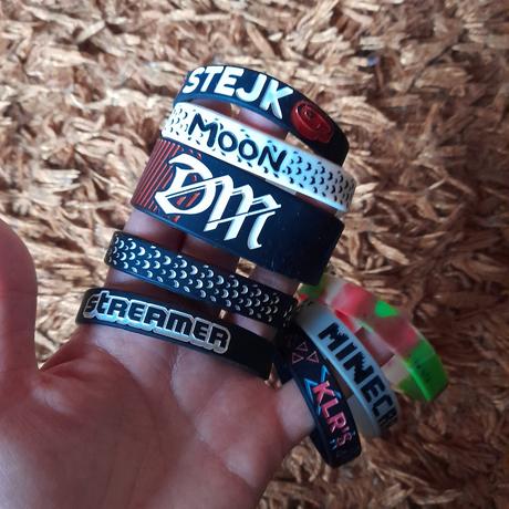 Silikonový náramek na ruku youtuberů,