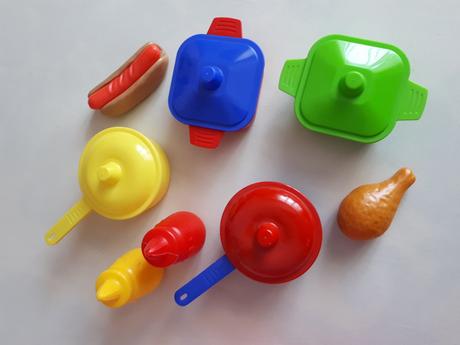 Dětský plastový košík s nádobím, 