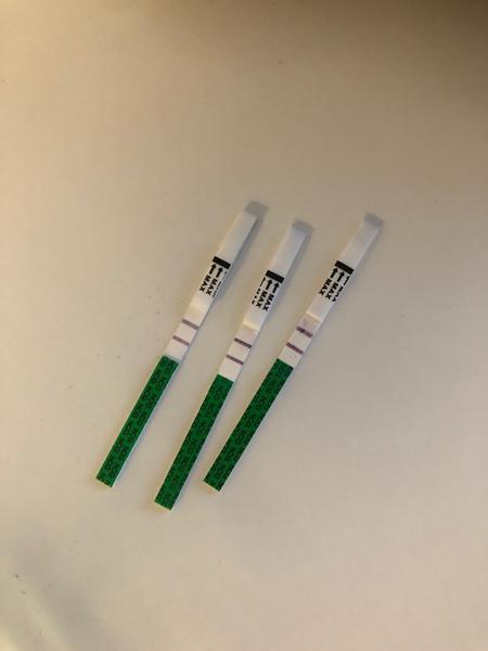 Pozitivní těhotenské testy, ale nemohu si vzpomenout, kdy naposledy byla menstruace 😞.