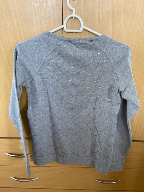 Slabší mikina s flitříky, s