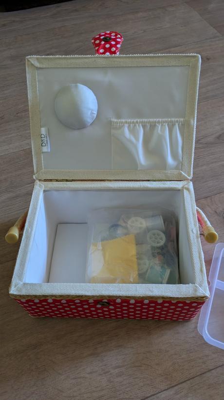 Ka392 košík na šicí potřeby s vybavením, 