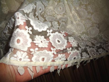 Krásné společenské šaty v barvě šampáňo, 128