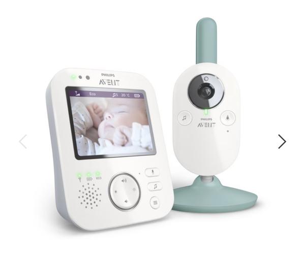 Jak bezpečně upevnit videochůvičku Philips Avent na postýlku?