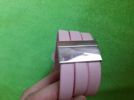 Náramek růžový s květinami na ruku, 