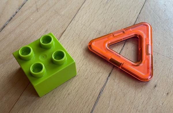 Jak zabránit spolknutí malých hraček batoletem?