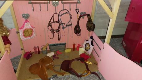 Kůň, stáj, přívěs a jezdkyně, 