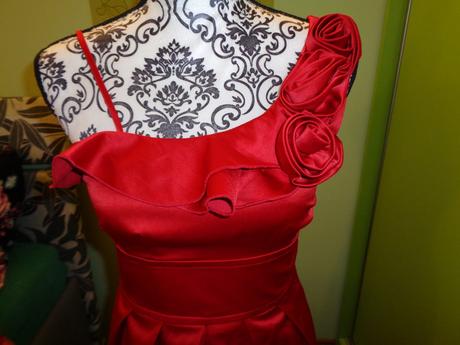 Luxusní červené lesklé společenské šaty, 38