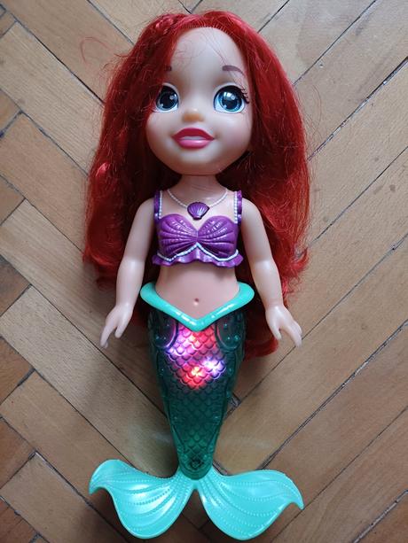 Interaktivní panenka ariel,