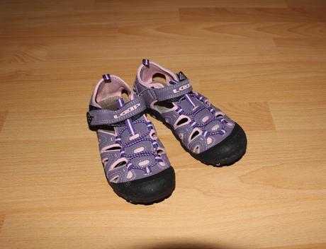 Trekové sandály, 32