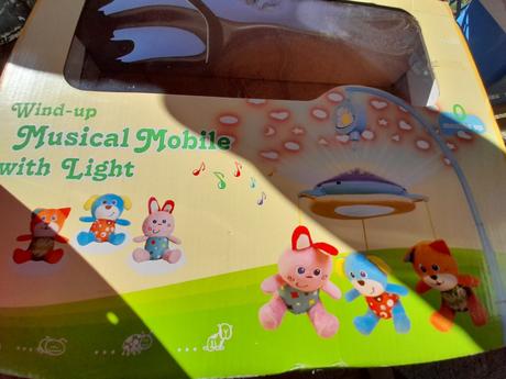 Kolotoč nad postýlku hrající,svítící a zrcátko,