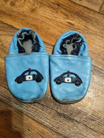 Kožené capáčky policie, 25