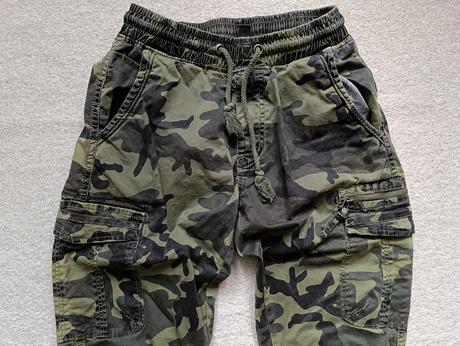 Maskáčové jogger pláťáky/kapsáče vel. 158/164, 158