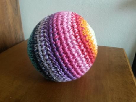 Háčkovaný míček 10 cm,