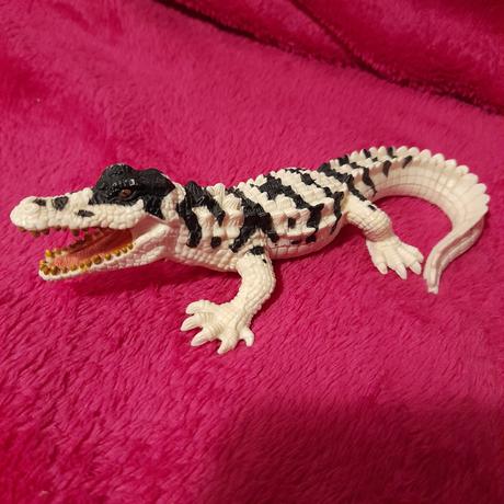 Plstový malý krokodýl bílý,