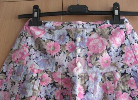 Květovaná minisukně, 134