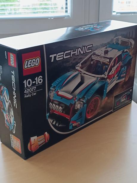 Lego technic 42077 závodní auto,