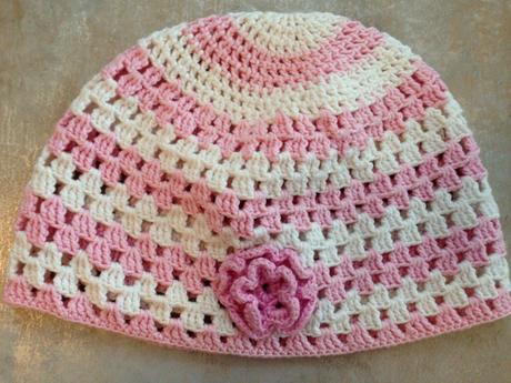 Háčkovaná jarní čepička růžová bílá kytička 1 rok , 86