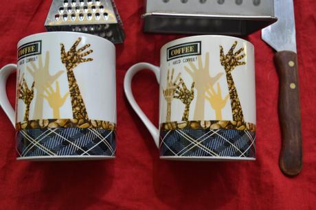 Kuchyňské retro potřeby,struhadlo,hrnky,nůž,