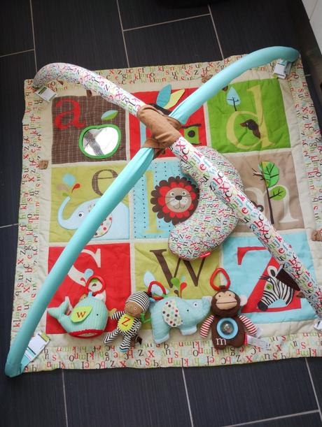 Hrací deka s hrazdou skip hop,