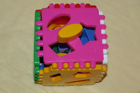 Kostka na vkladani ruznych tvaru,