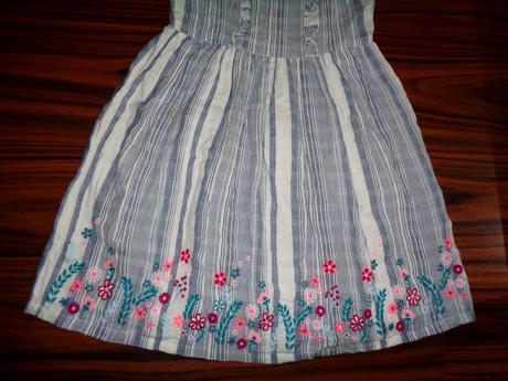 Nádherné bílomodré pruhované šaty s výšivkami, george,152