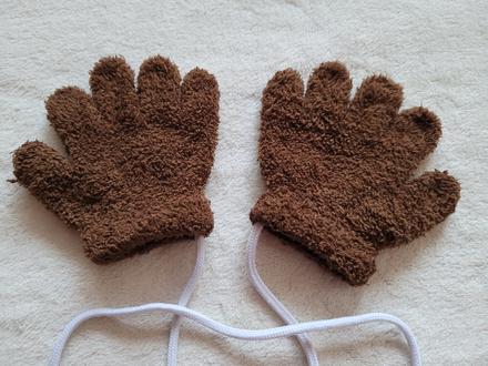 Chlupaté rukavice hnědé na šňůrce, 92