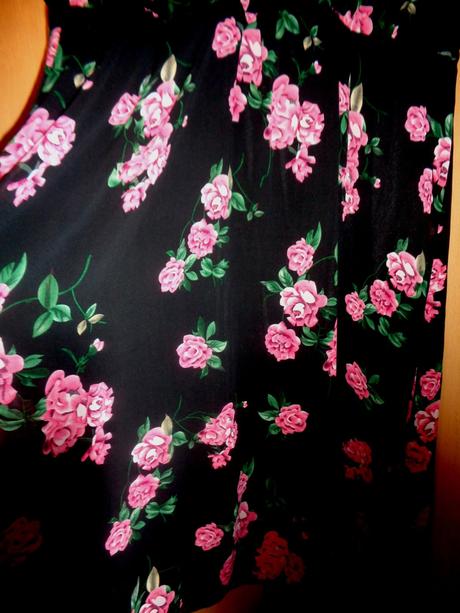 Nádherné černé šaty s růžemi, 4xl