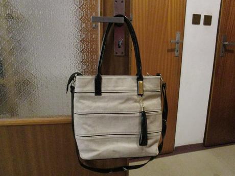 Pěkná, málo nošená, světlá kabelka s černými traky,