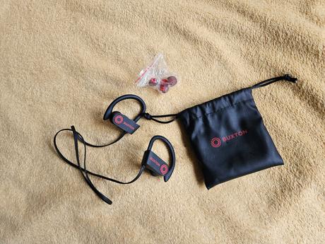 Černá bezdrátová sluchátka buxton za uši sportovní,