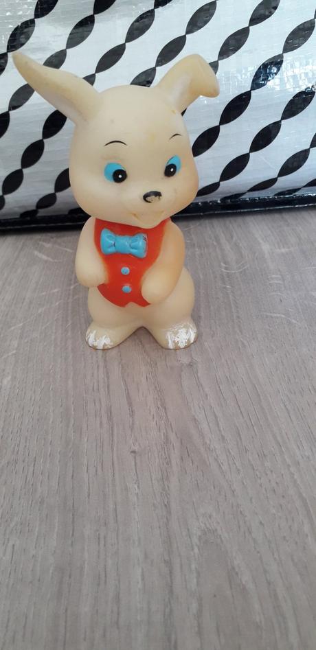 1120 - retro pískací králíček,