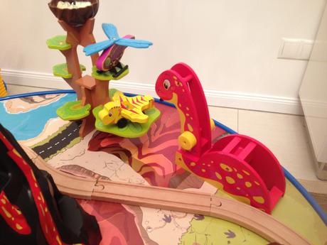 Kidkraft vláčkodráha se stolem - dinosauři, 