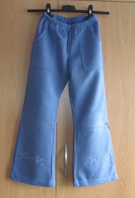 Modrofialové kalhoty, 122