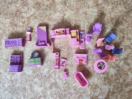 Dvoupatrový dřevěný domeček s nábytkem, 