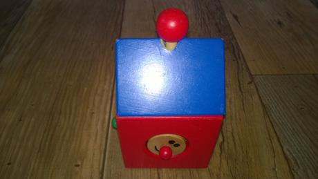 Dřevěný domeček, skládačka na magnety a kolík,