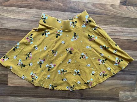 Nová žlutá široká sukně s kvítky, vel xs, clockhou, clockhouse,xs